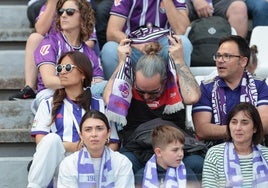 Un aficionado se quita la bufanda en medio del partido.