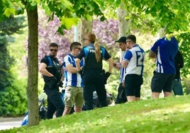 Varios agentes controlan a los aficionados del Alavés tras el incidente en la calle Barbecho.