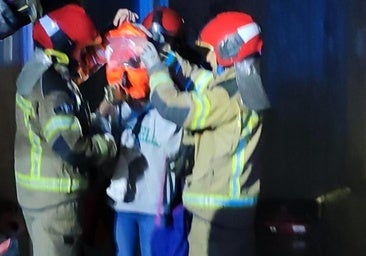 Seis trasladados al hospital por un incendio en un bloque de viviendas de Valladolid