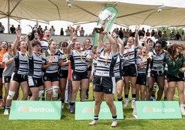 Las jugadoras del Colina Clinic celebran el título en el podio improvisado en Pepe Rojo.