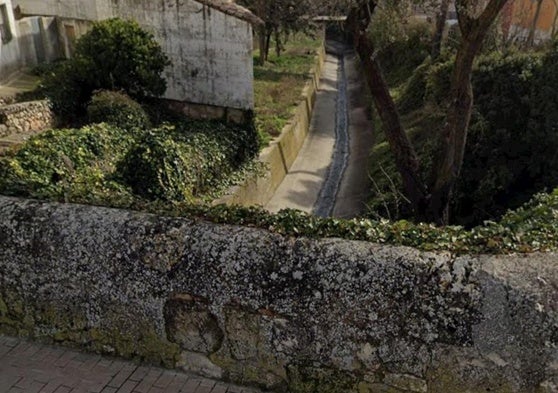 Murete del Puente de la Villa de Dueñas, desde donde se cayó el hombre de 35 años.