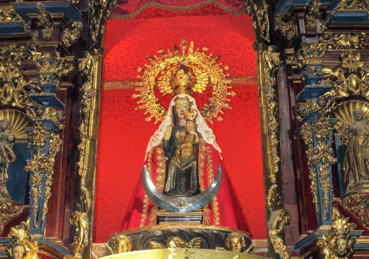 Imagen de la Virgen de la Soterraña bajo cuyo manto pasaron los bebés para recibir su protección.