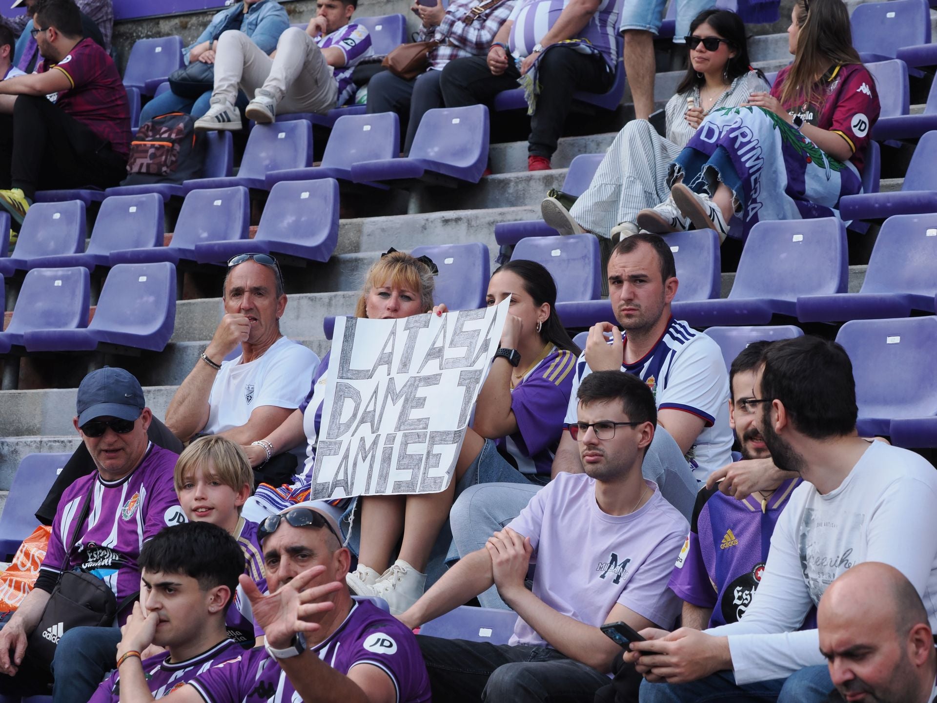 Búscate en la grada del estadio José Zorrilla (1/4)
