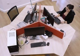 Imagen de archivo de una trabajadora en una oficina.