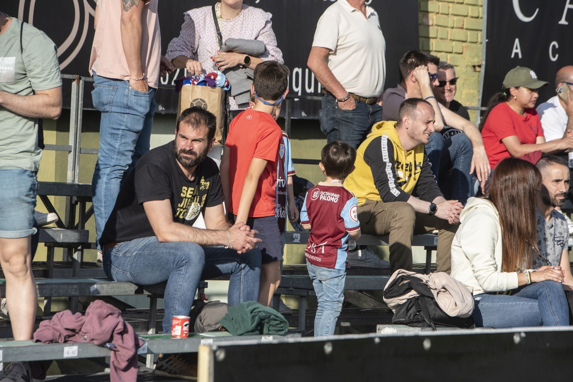 Fotos: búscate en las gradas de La Albuera