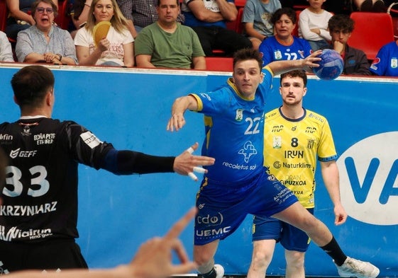 Nicolo D'Antino se eleva para superar al guardameta irundarra, Jakub Skrzyniarz.