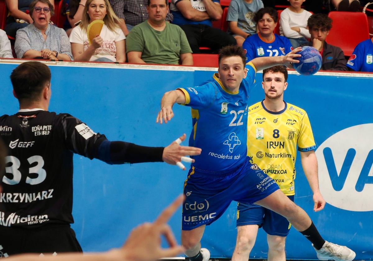 Nicolo D'Antino se eleva para superar al guardameta irundarra, Jakub Skrzyniarz.