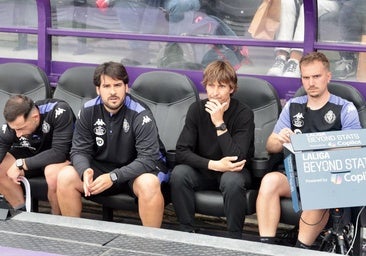 Álvaro Rubio, junto al resto de su equipo técnico en el banquillo.