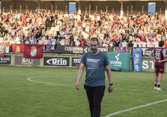 Ramsés abandona el terreno de juego llorando tras consumarse el descenso de la Segoviana.