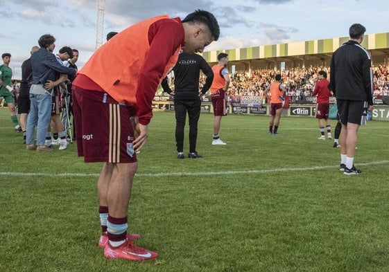 Fernán llora en el centro del campo mientras miles de personas aplauden al equipo tras el descenso.