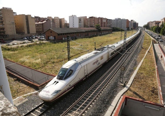 Un tren AVE a su paso por Palencia, en una imagen de archivo.