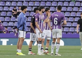Varios jugadores del Real Valladolid tras el último encuentro disputado en Zorrilla ante el Alavés