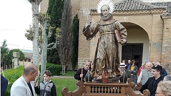La lluvia no impide que Cuenca de Campos procesione a San Bernardino de Siena hasta su ermita