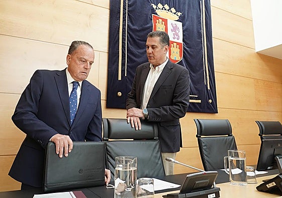 El presidente del Consejo de Cuentas de Castilla y León, Mario Amilivia (izq.), comparece en las Cortes.