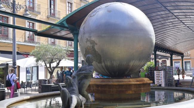 En la Plaza de España hay una fuente conocida por todos los vallisoletanos como la Bola del Mundo pero realmente se llama...