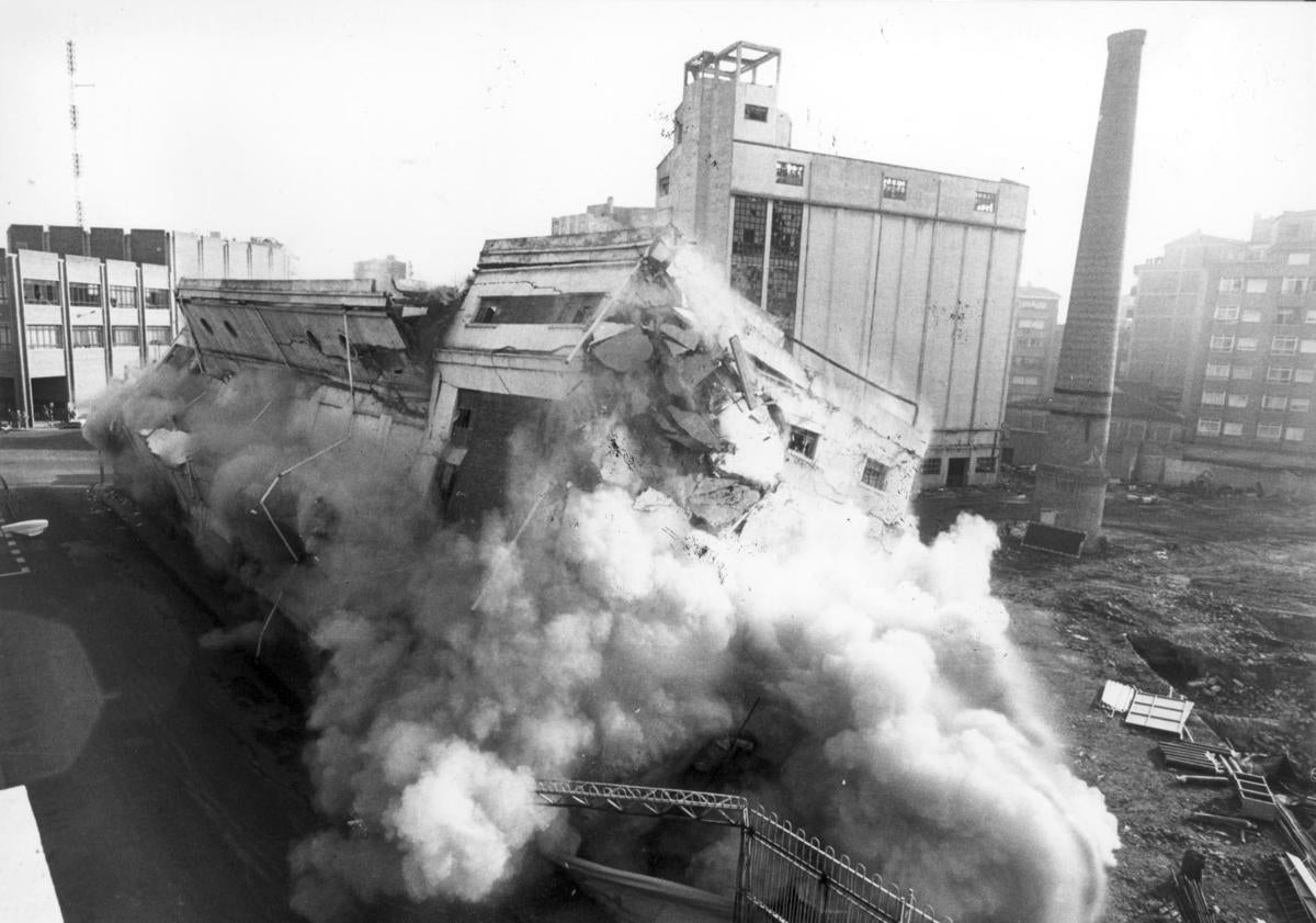 Imagen principal - Arriba, voladura controlada de la fábrica de cervezas La Cruz Blanca en 1992. Abajo, detalle del interior de la chimenea, durante los trabajos de restauración en 2021; y la cruz blanca, logotipo de la desaparecida cerveza vallisoletana.