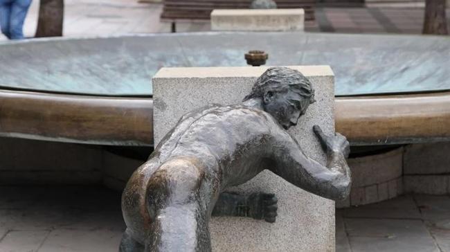 La fuente de los Colosos, ubicada en la Plaza de la Rinconada, rinde homenaje a...