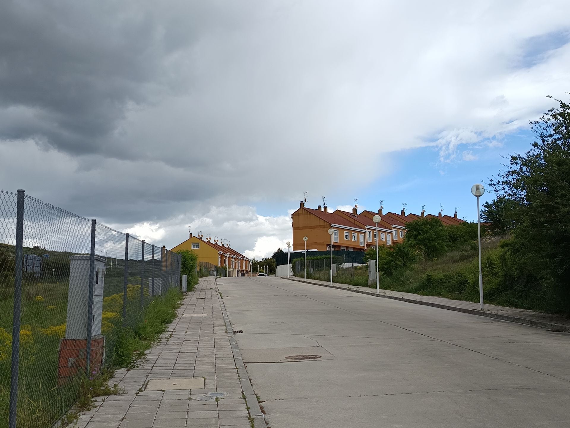 Calle principal del barrio de Fuente de La Bola, en Cuéllar.