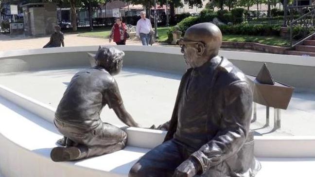 La fuente que ocupa el espacio central del jardín de la Plaza de Poniente se llama...