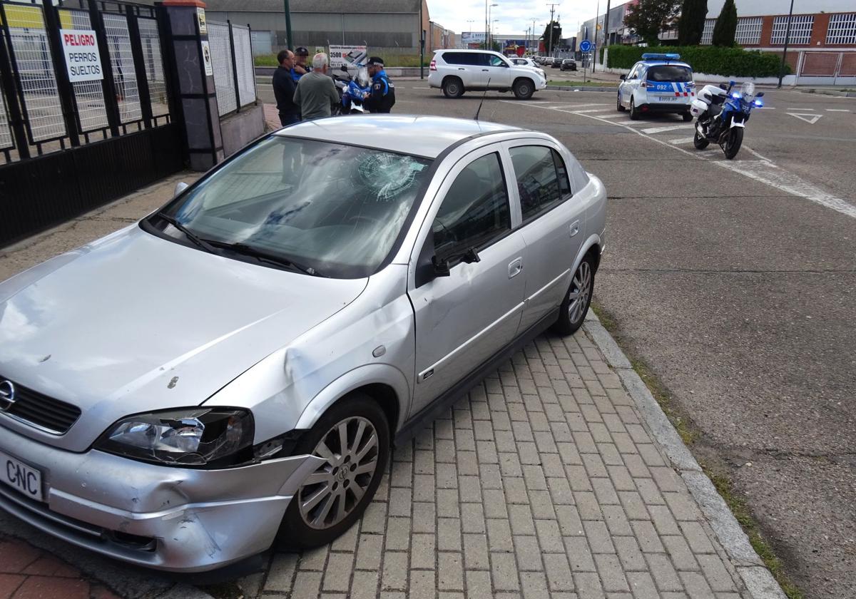 El turismo implicado en la colisión registrada en el cruce de Daniel del Olmo y Vázquez de Menchaca.