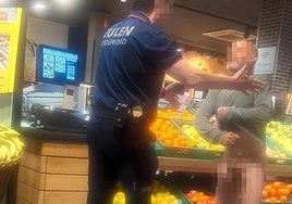Un hombre se desnuda en el Carrefour Market de la calle Santiago.