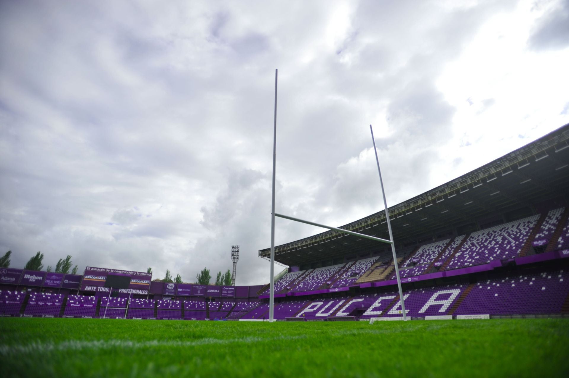 Aspecto del estadio con la zona de marca y palos en primer término.