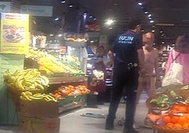 Un hombre se desnuda en el Carrefour de la calle Santiago al ser acusado por un vigilante de un hurto.