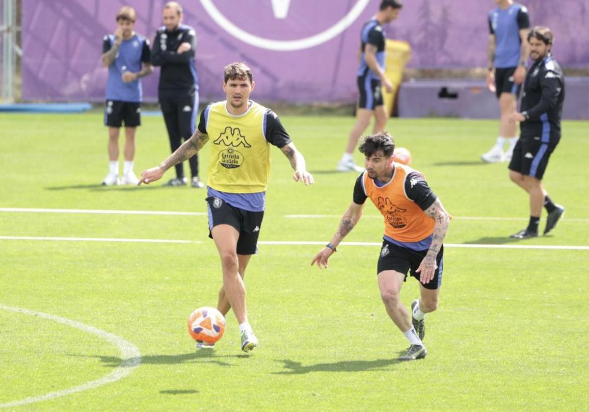 Stanko Juric controla la pelota ante Luis Pérez en la sesión de entrenamiento de este martes
