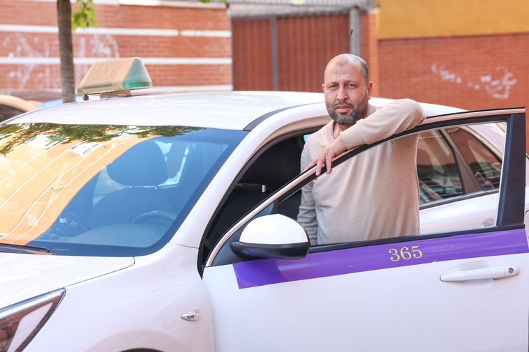 Zakaria Belamri, junto a su taxi, en el que transportó a una mujer embarazada hace 15 días.
