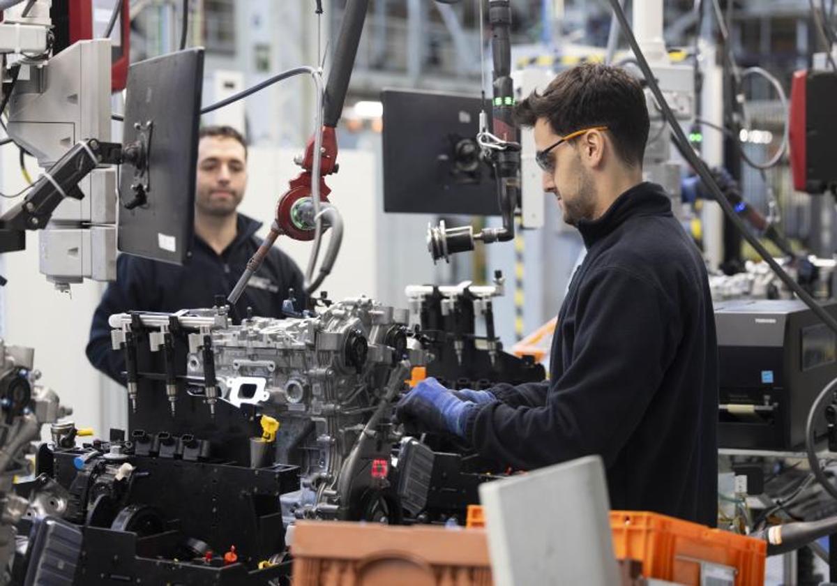 Trabajadores en la factoría de Motores de Horse en Valladolid.