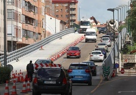 Los conos separan la zona de obras en Arco de Ladrillo tras la retirada de la barreras de hormigón.