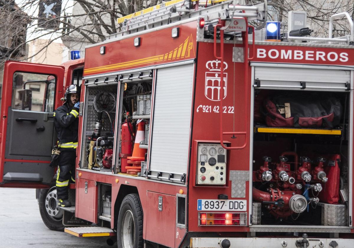 Un camión de bomberos de Segovia, durante una intervención.