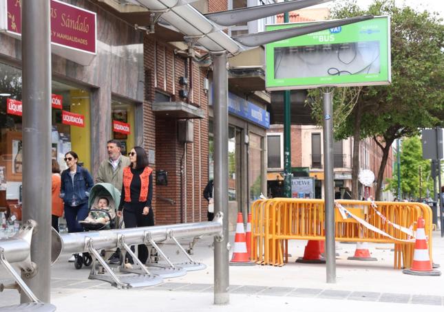 La nueva parada de autobús, en la calle Recondo, aún sin funcionamiento.
