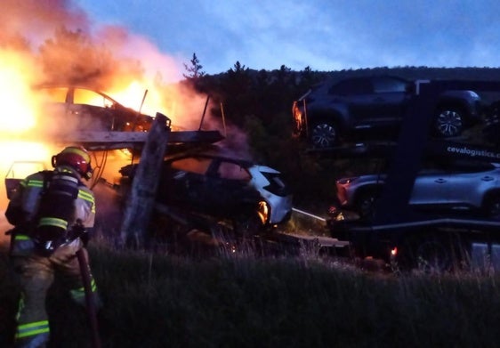Los Bomberos sofocan el incendio de un camión cargado de vehículos eléctricos.
