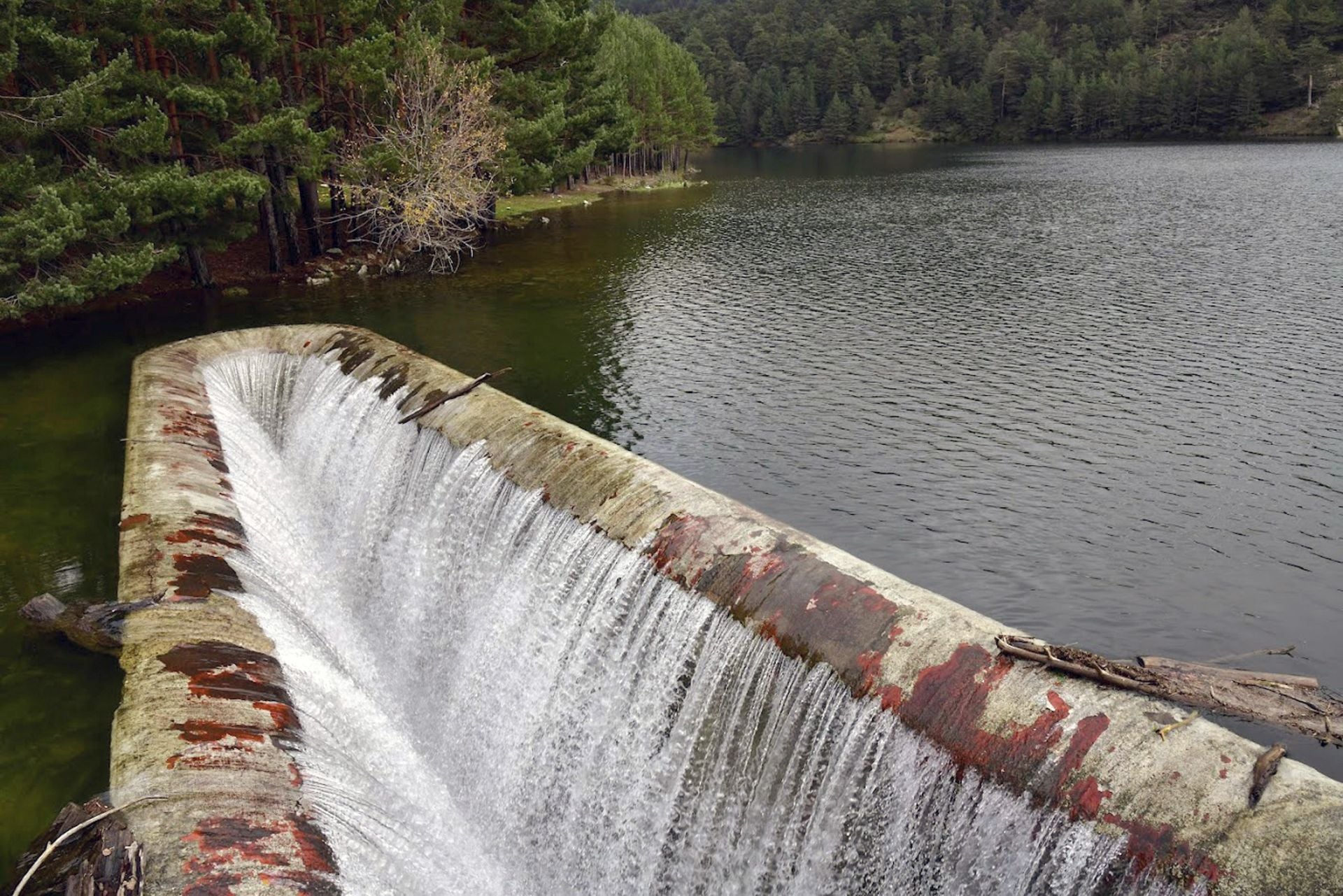 Presa de El Tejo, en el término municipal de El Espinar.