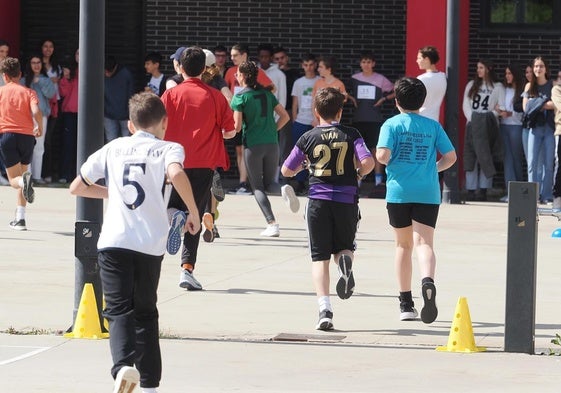 Un grupo de corredores durante la carrera celebrada en la mañana del martes