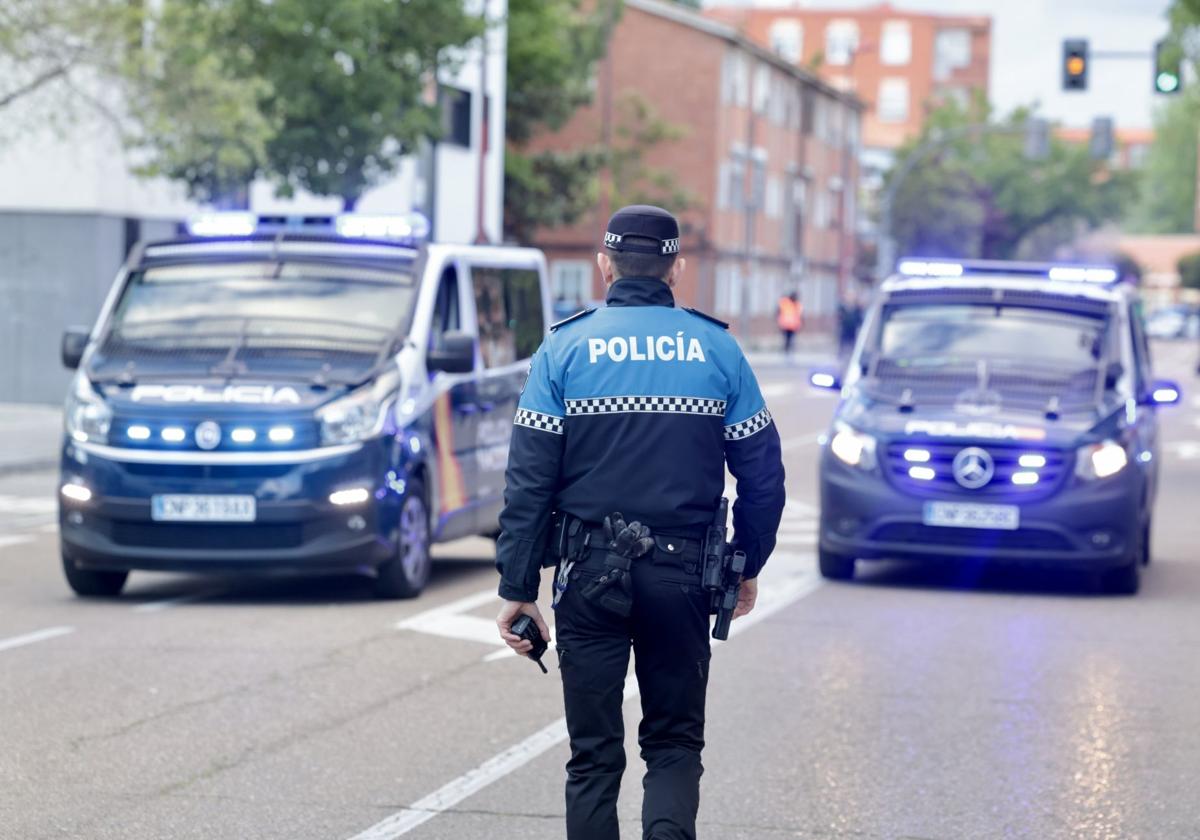 Los trabajadores retienen a una mujer que intentó robar una sudadera en una tienda