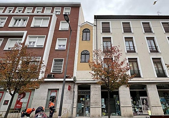 La fachada de color amarillo corresponde al número 17 de la calle Duque de la Victoria de Valladolid.