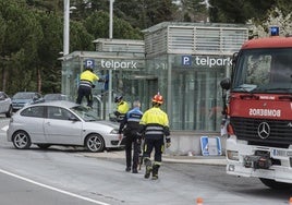 Coche accidentado el 13 de mayo al colisionar contra el ventanal del acceso al parking de Padre Claret.