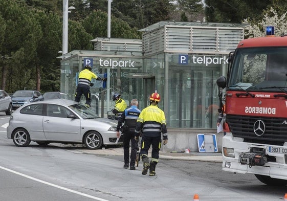 Coche accidentado el 13 de mayo al colisionar contra el ventanal del acceso al parking de Padre Claret.