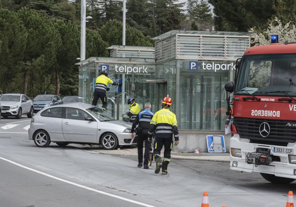 Coche accidentado el 13 de mayo al colisionar contra el ventanal del acceso al parking de Padre Claret.