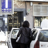 Una mujer monta en un taxi en Valladolid.