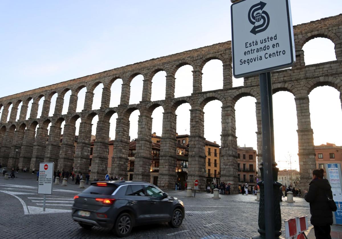 Panel de señalización de la zona de bajas emisiones en Segovia junto al Acueducto.
