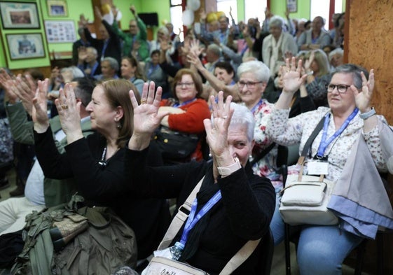 Miembros de la asociación hacen el aplauso de la lengua de signos durante el acto homenaje del 50 aniversarios.
