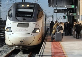 Un tren de alta velocida, en la estación de Medina del Campo.