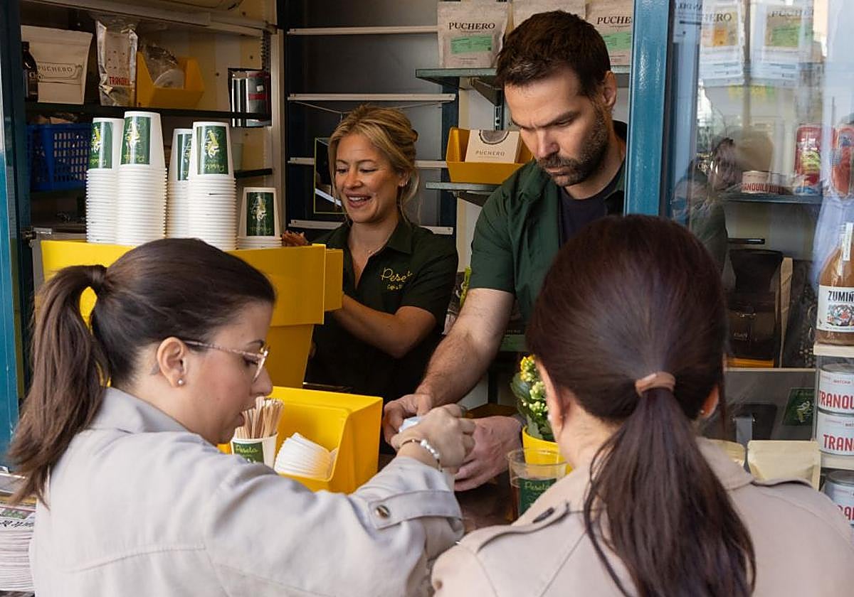 La calle Constitución recupera su quiosco con café y prensa para llevar