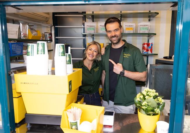 Elisa Gutiérrez y José Riveiros en el interior del renovado quiosco de la calle Constitución.