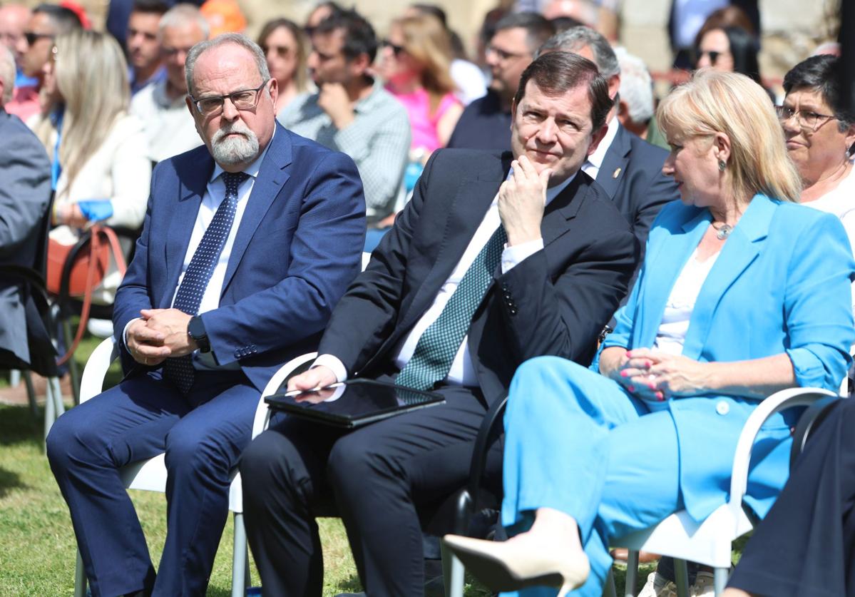 José Manuel Pilo, alcalde de Fermoselle; Alfonso Fernández Mañueco, presidente de la Junta, y Leticia García, consejera de Industria