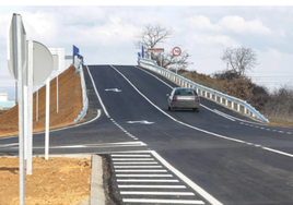 La carretera autonómica LE-413 en Villadangos del Páramo (León), asfaltada el año pasado.