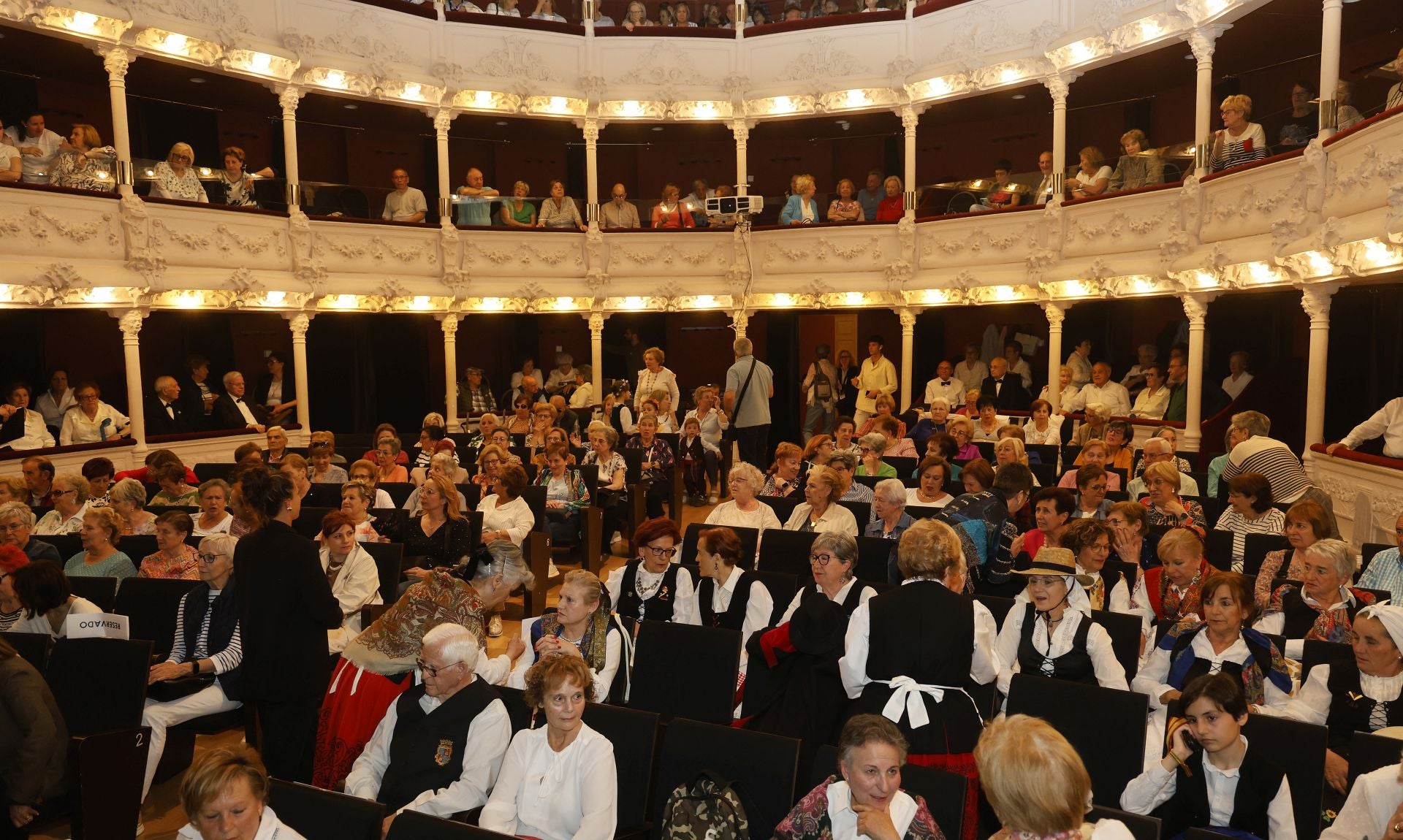 Un teatro abarrotado para despedir el curso de los mayores